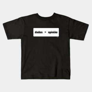 Dados são melhor do que a opinião (Data > Opinion, Box, Portuguese) Kids T-Shirt